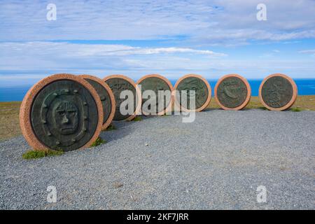 Bambini della Terra, monumento a Nordkapp fatto da sette bambini di tutte le parti del mondo, simboleggia la cooperazione, l'amicizia, la speranza e la gioia acro Foto Stock