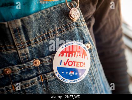 Un elettore indossa il suo adesivo 'ho votato' nella giornata delle elezioni a New York martedì 8 novembre 2022. (© Richard B. Levine) Foto Stock