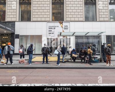 I passeggeri attendono l'autobus M34 SBS a Midtown Manhattan a New York martedì 15 novembre 2022. (© Richard B. Levine) Foto Stock