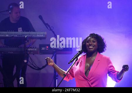 Praga, Repubblica Ceca. 16th Nov 2022. La cantante inglese Laura Mvula suona durante il festival Prague Sounds a Praga, Repubblica Ceca, 16 novembre 2022. Credit: Michal Kamaryt/CTK Photo/Alamy Live News Foto Stock