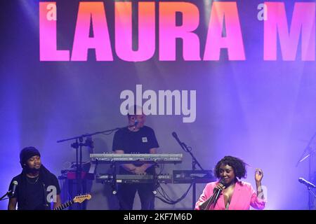 Praga, Repubblica Ceca. 16th Nov 2022. La cantante inglese Laura Mvula suona durante il festival Prague Sounds a Praga, Repubblica Ceca, 16 novembre 2022. Credit: Michal Kamaryt/CTK Photo/Alamy Live News Foto Stock