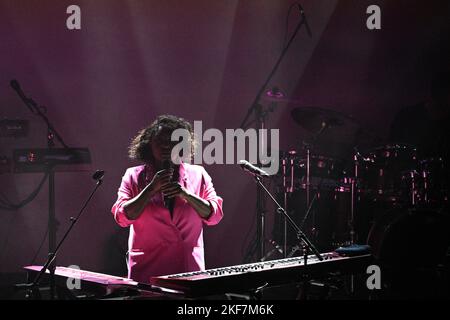 Praga, Repubblica Ceca. 16th Nov 2022. La cantante inglese Laura Mvula suona durante il festival Prague Sounds a Praga, Repubblica Ceca, 16 novembre 2022. Credit: Michal Kamaryt/CTK Photo/Alamy Live News Foto Stock