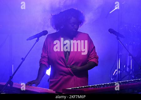 Praga, Repubblica Ceca. 16th Nov 2022. La cantante inglese Laura Mvula suona durante il festival Prague Sounds a Praga, Repubblica Ceca, 16 novembre 2022. Credit: Michal Kamaryt/CTK Photo/Alamy Live News Foto Stock