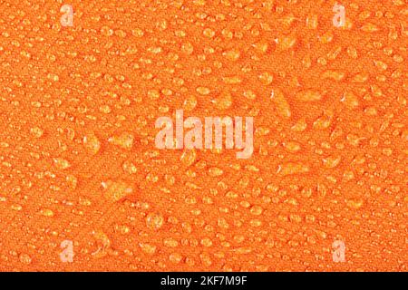 Gocce di acqua su un tessuto impermeabile di colore marrone Foto stock -  Alamy