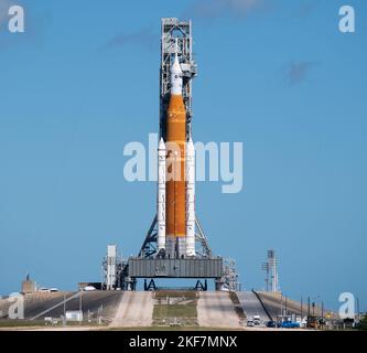 Cape Canaveral, Florida, Stati Uniti. 11th Nov 2022. Il razzo Space Launch System (SLS) della NASA con la navicella spaziale Orion a bordo è visto in cima al lanciatore mobile al Launch Pad 39B, venerdì 11 novembre 2022, al Kennedy Space Center della NASA in Florida. Le squadre hanno iniziato i walkdown e le ispezioni al pad per valutare lo stato del razzo e della navicella spaziale dopo il passaggio dell'uragano Nicole. Il test di volo Artemis i della NASA è il primo test integrato dei sistemi di esplorazione dello spazio profondo dell'agenzia: Il veicolo spaziale Orion, il razzo SLS e i sistemi di terra di supporto. Il lancio del test di volo senza equipaggio è mirato Foto Stock