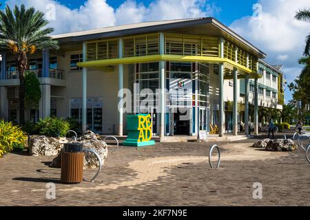 Grand Cayman, Isole Cayman, agosto 2022, vista di un edificio moderno con Next Chapter, una libreria a Camana Bay Foto Stock