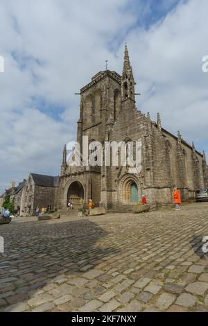 Tipica bella chiesa gotica bretone Flamboyant chiamata Eglise Saint-Ronan nel piccolo villaggio medievale di Locronan, Bretagna, Francia Foto Stock