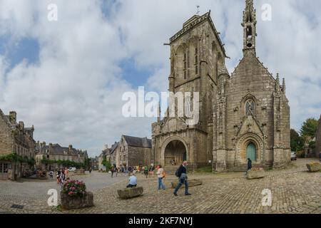 Tipica bella chiesa gotica bretone Flamboyant chiamata Eglise Saint-Ronan con piazza della città nel piccolo borgo medievale di Locronan, Bretagna, Francia Foto Stock