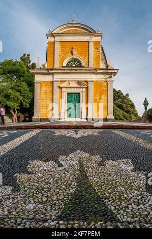 Situato su un promontorio che domina il villaggio di Portofino è l'antica Chiesa di San Giorgio Foto Stock