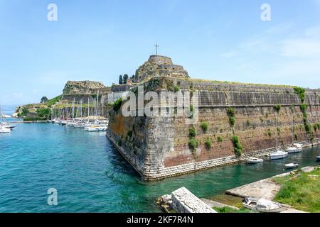 La vecchia Fortezza di Corfù (Paleo Frourio) e Mandraki Marina, la Città Vecchia di Corfù, Corfù (Kerkyra), Isole IONIE, Grecia Foto Stock