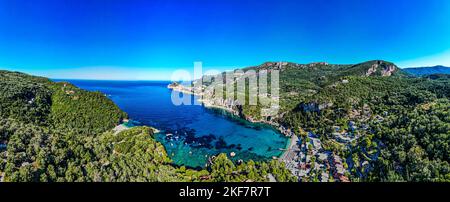 Una panoramica dell'isola di Corfù circondata dalle acque turchesi del Mar Ionio, Capo Drastis in Grecia Foto Stock