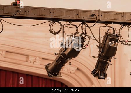 Uno scatto in primo piano di due nuovi grandi riflettori del teatro in un vecchio auditorium del teatro Foto Stock