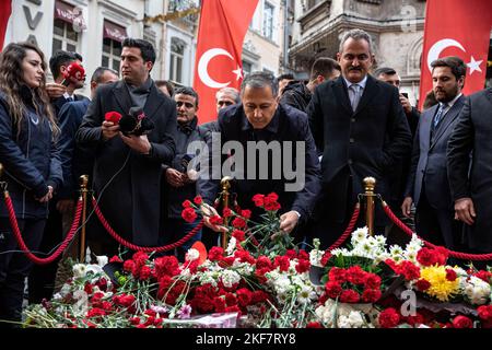 Istanbul, Turchia. 16th Nov 2022. Il governatore di Istanbul Ali Yerlikaya ha lasciato i garofani sulla piattaforma per commemorare coloro che hanno perso la vita in via Taksim Istiklal, dove ha avuto luogo l'attacco terroristico. Credit: SOPA Images Limited/Alamy Live News Foto Stock