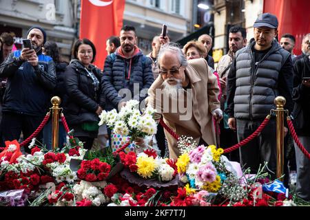 Istanbul, Turchia. 16th Nov 2022. Coloro che hanno perso la vita durante l'attacco terroristico a Istiklal Street sono stati commemorati con i garofani lasciati da turisti e cittadini locali e stranieri. (Foto di Onur Dogman/SOPA Images/Sipa USA) Credit: Sipa USA/Alamy Live News Foto Stock