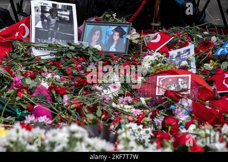 Istanbul, Turchia. 16th Nov 2022. Le foto di coloro che hanno perso la vita durante l'attacco terroristico sono state viste tra i fiori come turisti locali e stranieri e i cittadini li commemorano con i garofani. (Foto di Onur Dogman/SOPA Images/Sipa USA) Credit: Sipa USA/Alamy Live News Foto Stock