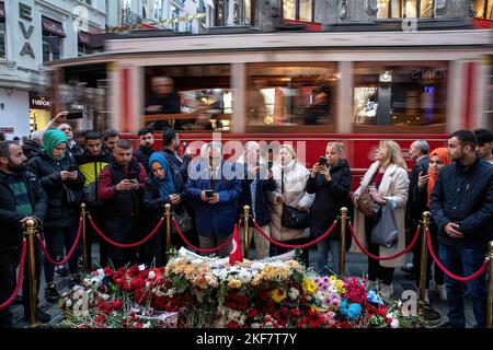 Istanbul, Turchia. 16th Nov 2022. Coloro che hanno perso la vita durante l'attacco terroristico a Istiklal Street sono stati commemorati con i garofani lasciati da turisti e cittadini locali e stranieri. (Foto di Onur Dogman/SOPA Images/Sipa USA) Credit: Sipa USA/Alamy Live News Foto Stock