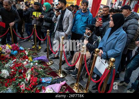 Istanbul, Turchia. 16th Nov 2022. Coloro che hanno perso la vita durante l'attacco terroristico a Istiklal Street sono stati commemorati con i garofani lasciati da turisti e cittadini locali e stranieri. (Foto di Onur Dogman/SOPA Images/Sipa USA) Credit: Sipa USA/Alamy Live News Foto Stock