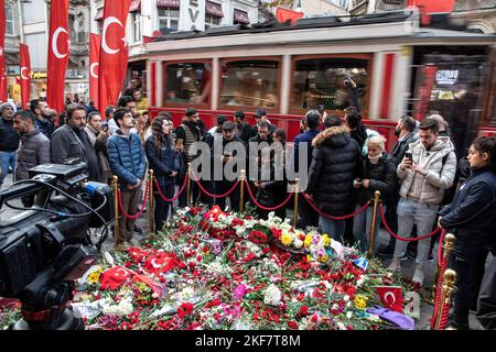 Istanbul, Turchia. 16th Nov 2022. Coloro che hanno perso la vita durante l'attacco terroristico a Istiklal Street sono stati commemorati con i garofani lasciati da turisti e cittadini locali e stranieri. (Foto di Onur Dogman/SOPA Images/Sipa USA) Credit: Sipa USA/Alamy Live News Foto Stock