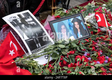 Istanbul, Turchia. 16th Nov 2022. Le foto di coloro che hanno perso la vita durante l'attacco terroristico sono state viste tra i fiori come turisti locali e stranieri e i cittadini li commemorano con i garofani. (Foto di Onur Dogman/SOPA Images/Sipa USA) Credit: Sipa USA/Alamy Live News Foto Stock