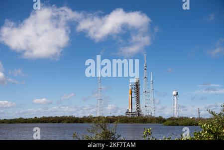 Cape Canaveral, Florida, Stati Uniti. 11th Nov 2022. Il razzo Space Launch System (SLS) della NASA con la navicella spaziale Orion a bordo è visto in cima al lanciatore mobile al Launch Pad 39B, venerdì 11 novembre 2022, al Kennedy Space Center della NASA in Florida. Le squadre hanno iniziato i walkdown e le ispezioni al pad per valutare lo stato del razzo e della navicella spaziale dopo il passaggio dell'uragano Nicole. Il test di volo Artemis i della NASA è il primo test integrato dei sistemi di esplorazione dello spazio profondo dell'agenzia: Il veicolo spaziale Orion, il razzo SLS e i sistemi di terra di supporto. Il lancio del test di volo senza equipaggio è mirato Foto Stock