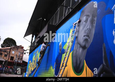 San Paolo, Brasile. 16th Nov 2022. SP - Sao Paulo - 11/16/2022 - SAO PAULO, COPPA DEL MONDO 2022 STRADE DECORAZIONE - decorazione visto a Beco do Batman nella città di Sao Paulo questo Mercoledì (16). La decorazione tematica fatta dai muralisti Snek, Denys Evol e Andre Luis onora il giocatore di Tottenham Hotspur Richarlison ed è una manifestazione di sostegno e di allegria durante la disputa della Coppa del mondo. Foto: Ettore Chiereguini/AGIF/Sipa USA Credit: Sipa USA/Alamy Live News Foto Stock