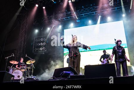 Saint Etienne che si esibisce a Shiiine il Weekend 2022. Butlins, Minehead, Regno Unito. 13 novembre 2022. Credito: Charlie Raven Foto Stock