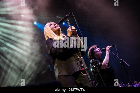 Saint Etienne che si esibisce a Shiiine il Weekend 2022. Butlins, Minehead, Regno Unito. 13 novembre 2022. Credito: Charlie Raven Foto Stock