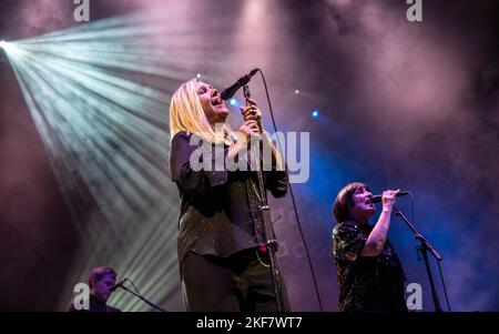 Saint Etienne che si esibisce a Shiiine il Weekend 2022. Butlins, Minehead, Regno Unito. 13 novembre 2022. Credito: Charlie Raven Foto Stock