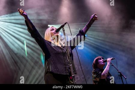 Saint Etienne che si esibisce a Shiiine il Weekend 2022. Butlins, Minehead, Regno Unito. 13 novembre 2022. Credito: Charlie Raven Foto Stock