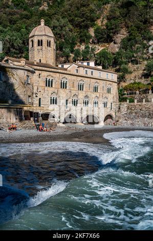 Antica Abbazia di San Fruttuoso nel piccolo borgo samename della Riviera Italiana Foto Stock