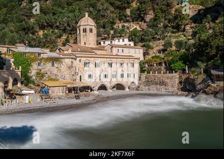 Antica Abbazia di San Fruttuoso nel piccolo borgo samename della Riviera Italiana Foto Stock