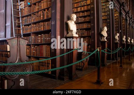 Antiche librerie con lettere nella biblioteca del Trinity College, Dublino, Irlanda Foto Stock