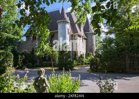 2006 riproduzione di una pietra grigia del 16th ° secolo e mortaio rinascimentale facciata casa in stile castello in estate. Foto Stock