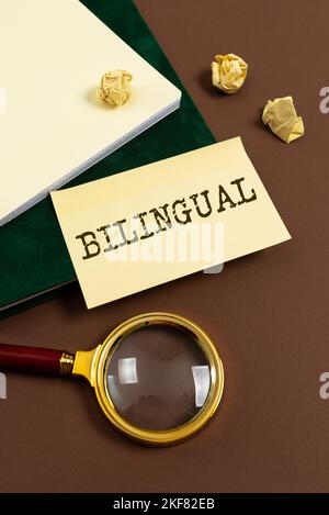 Didascalia testo con testo bilingue. Parola scritta sull'utilizzo o sulla possibilità di utilizzare due lingue, specialmente con uguale fluenza Foto Stock