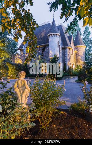 2006 riproduzione di una facciata casalinga in stile castello rinascimentale in pietra grigia del XVI secolo al crepuscolo in estate. Foto Stock