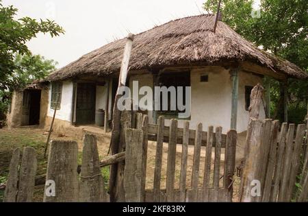 Semplice casa di fango tradizionale con tetto in paglia a Snagov, Romania, circa 2000. Foto Stock