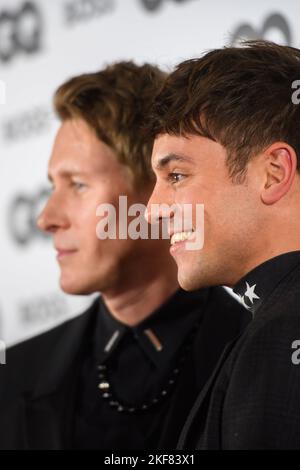 Londra, Regno Unito. 16 novembre 2022. Tom Daley (a destra) e Dustin Lance Black hanno partecipato ai GQ Men of the Year Awards al Mandarin Oriental Hyde Park, Londra. Data immagine: Mercoledì 16 novembre 2022. Il credito fotografico dovrebbe essere: Matt Crossick/Alamy Live News Foto Stock