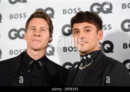 Londra, Regno Unito. 16 novembre 2022. Tom Daley (a destra) e Dustin Lance Black hanno partecipato ai GQ Men of the Year Awards al Mandarin Oriental Hyde Park, Londra. Data immagine: Mercoledì 16 novembre 2022. Il credito fotografico dovrebbe essere: Matt Crossick/Alamy Live News Foto Stock