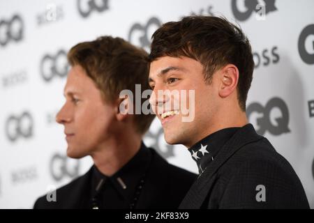 Londra, Regno Unito. 16 novembre 2022. Tom Daley (a destra) e Dustin Lance Black hanno partecipato ai GQ Men of the Year Awards al Mandarin Oriental Hyde Park, Londra. Data immagine: Mercoledì 16 novembre 2022. Il credito fotografico dovrebbe essere: Matt Crossick/Alamy Live News Foto Stock