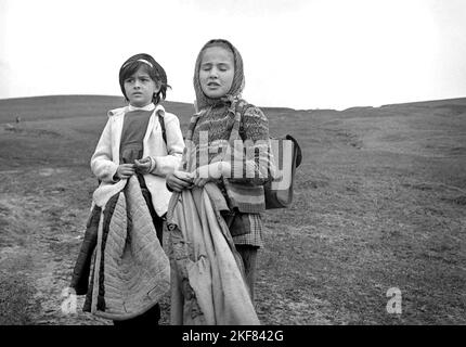 Arges County, Repubblica socialista di Romania, circa 1975. Gli studenti delle scuole elementari camminano per lunghe distanze per raggiungere la scuola in campagna. Foto Stock