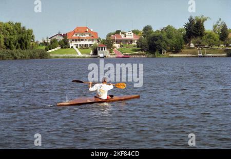 Ilfov County, Romania, circa 2000. Uomo in kayak sul lago Snagov. Foto Stock