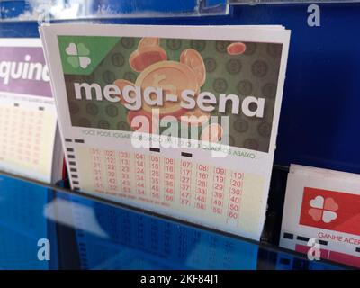 Minas Gerais, Brasile - 06 ottobre 2022: Biglietti per la lotteria Mega Sena Caixa Foto Stock