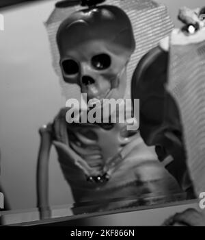 Bianco e nero - guardando il riflesso di una sposa scheletrica nello specchio Foto Stock