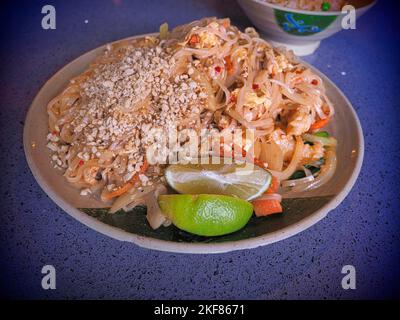 Pad thai, phat thai, o phad thai, è un piatto di noodle di riso fritto, comunemente servito come cibo di strada in Thailandia Foto Stock