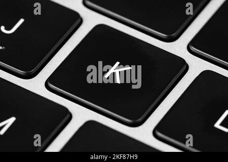 Primo piano di una tastiera grigia con tasti neri e caratteri bianchi Foto Stock