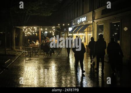 Odessa, Ucraina, 15 novembre 2022, le persone sono viste a piedi lungo Deribasovskaya strada. La strada principale della città, di solito illuminata in modo luminoso, sembra un po' diversa a causa dei blackout. Il 15 novembre 2022, l'esercito russo ha sferrato un altro attacco di massa alle infrastrutture critiche dell'Ucraina che, in termini di numero di missili sparati - circa 100 unità, ha superato l'attacco del 10 ottobre con 84 missili ed è diventato il più grande dall'inizio della guerra. Il ministro tedesco dell'energia Galushchenko ritiene che questo attacco possa avere un impatto non solo sul sistema energetico dell'Ucraina, ma anche Foto Stock