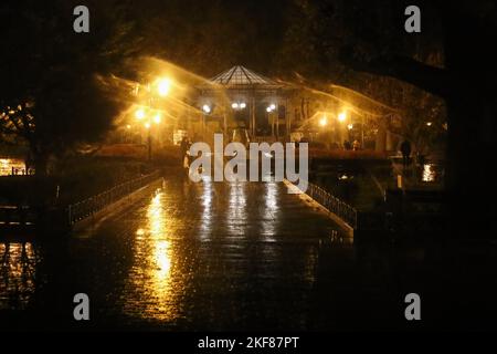 Odessa, Ucraina, 15 novembre 2022, le persone sono viste a piedi lungo Deribasovskaya strada. La strada principale della città, di solito illuminata in modo luminoso, sembra un po' diversa a causa dei blackout. Il 15 novembre 2022, l'esercito russo ha sferrato un altro attacco di massa alle infrastrutture critiche dell'Ucraina che, in termini di numero di missili sparati - circa 100 unità, ha superato l'attacco del 10 ottobre con 84 missili ed è diventato il più grande dall'inizio della guerra. Il ministro tedesco dell'energia Galushchenko ritiene che questo attacco possa avere un impatto non solo sul sistema energetico dell'Ucraina, ma anche Foto Stock