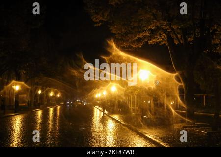 Si vedono persone che camminano lungo Deribasovskaya Street. La strada principale della città, di solito illuminata in modo luminoso, sembra un po' diversa a causa dei blackout. Il 15 novembre 2022, l'esercito russo ha sferrato un altro attacco di massa alle infrastrutture critiche dell'Ucraina che, in termini di numero di missili sparati - circa 100 unità, ha superato l'attacco del 10 ottobre con 84 missili ed è diventato il più grande dall'inizio della guerra. Il ministro tedesco dell'energia Galushchenko ritiene che questo attacco possa avere un impatto non solo sul sistema energetico dell'Ucraina, ma anche sui sistemi energetici di alcuni paesi vicini Foto Stock