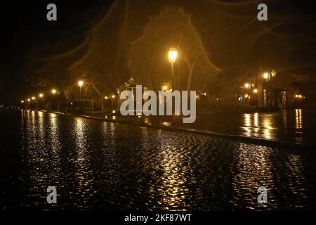 Si vedono persone che camminano lungo Deribasovskaya Street. La strada principale della città, di solito illuminata in modo luminoso, sembra un po' diversa a causa dei blackout. Il 15 novembre 2022, l'esercito russo ha sferrato un altro attacco di massa alle infrastrutture critiche dell'Ucraina che, in termini di numero di missili sparati - circa 100 unità, ha superato l'attacco del 10 ottobre con 84 missili ed è diventato il più grande dall'inizio della guerra. Il ministro tedesco dell'energia Galushchenko ritiene che questo attacco possa avere un impatto non solo sul sistema energetico dell'Ucraina, ma anche sui sistemi energetici di alcuni paesi vicini Foto Stock