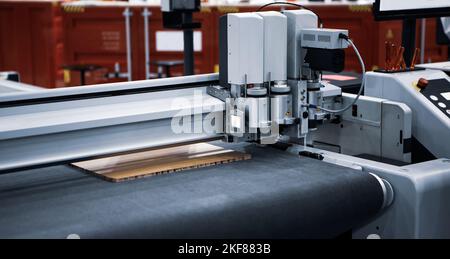 Fustellatrice laser digitale per il taglio di cartone ondulato. Produzione industriale. Foto Stock